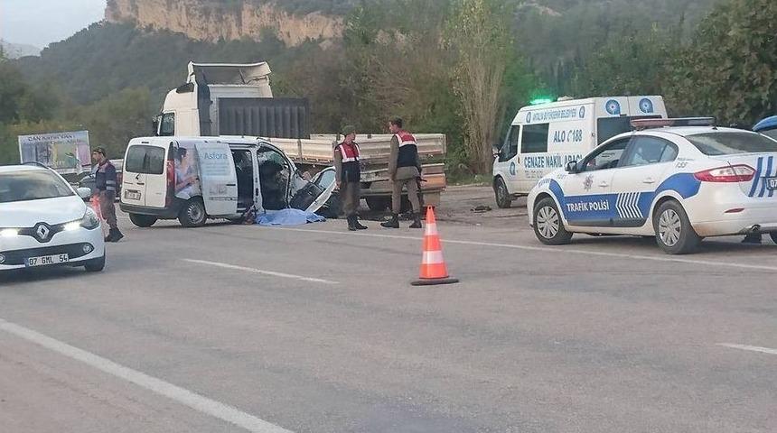 Antalya&rsquo;da Trafik Kazası: 1 &Ouml;l&uuml;, 2 Yaralı