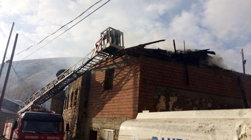 Bayburt&rsquo;ta Yangın: 2 Ev, 1 Ahır Ve 1 Samanlık Kullanılamaz Hale Geldi