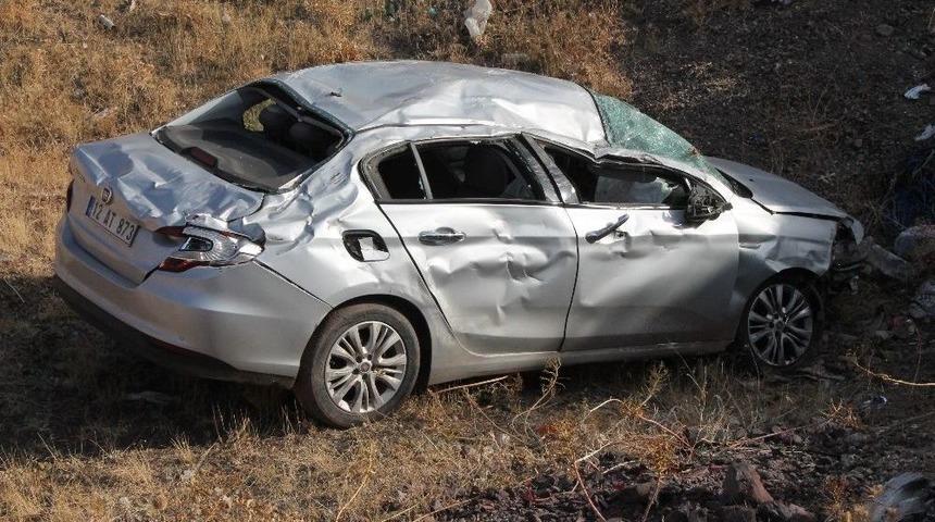 Otomobil Şarampole Yuvarlandı: 2 Yaralı