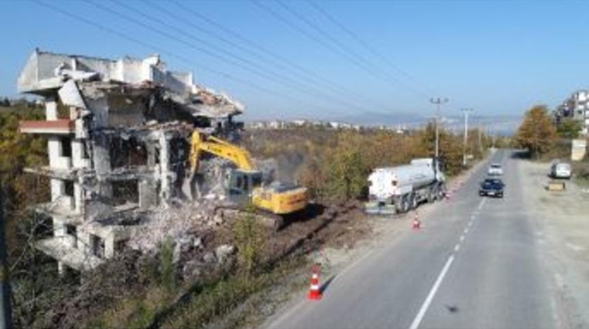 Başiskele&rsquo;de Metruk Bir Bina Yıkıldı