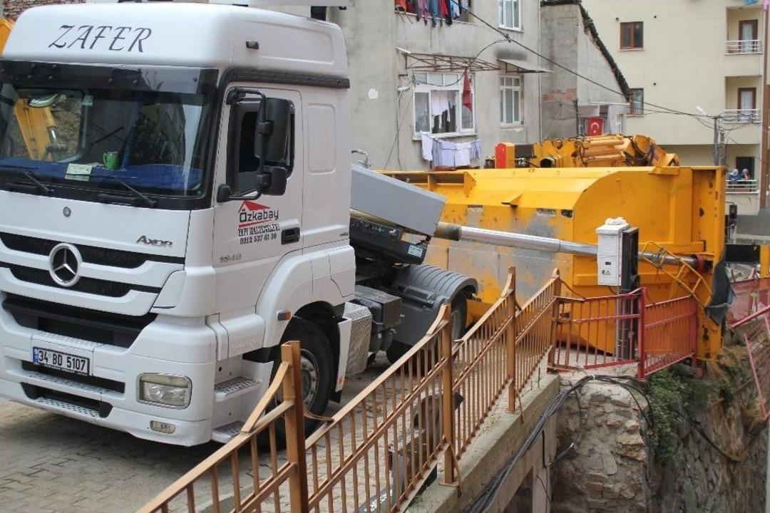 Kağıthane&rsquo;de Hafriyat Kamyonu Devrildi, Faciadan D&ouml;n&uuml;ld&uuml;