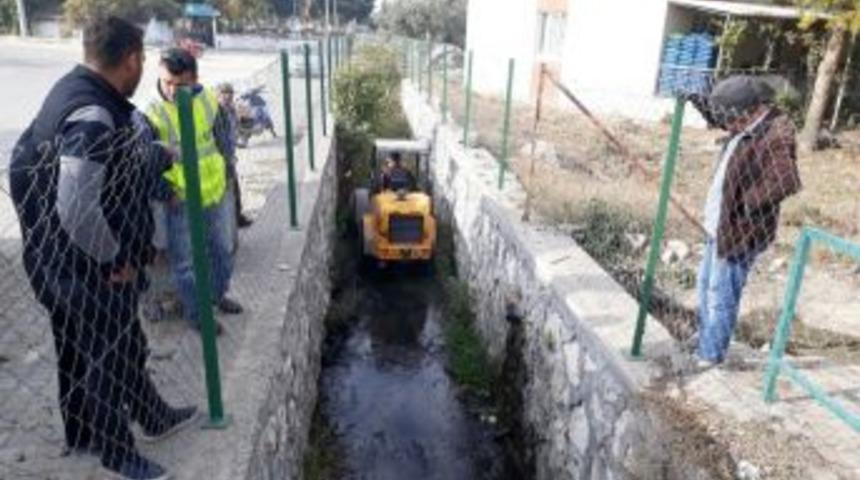 G&uuml;ml&uuml;celi Mahallesinde Dere Temizliği Başladı