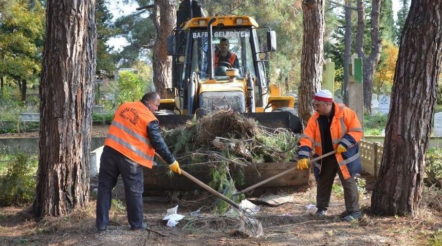Bafra&rsquo;da Mezarlıklara Bakım Ve Temizlik