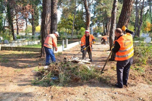 Bafra’da Mezarlıklara Bakım Ve Temizlik