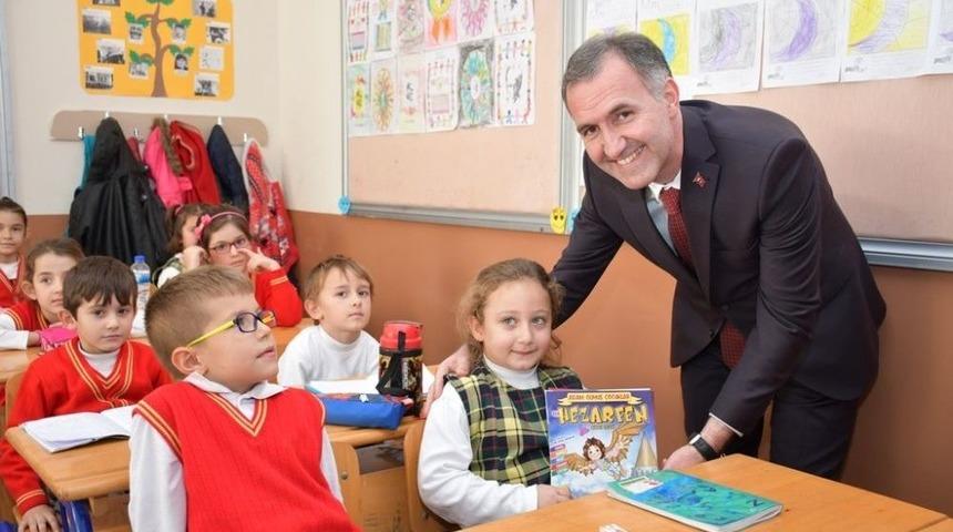 İneg&ouml;l Belediyesi &Ouml;ğrencilere Kitap Dağıttı