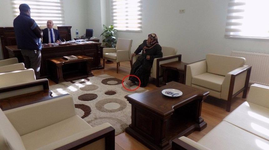 Vali Yardımcısının Makamına Ayakkabılarını &Ccedil;ıkararak Girdi