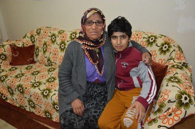 Vali Yardımcısının Makamına Ayakkabılarını &Ccedil;ıkararak Girdi 2