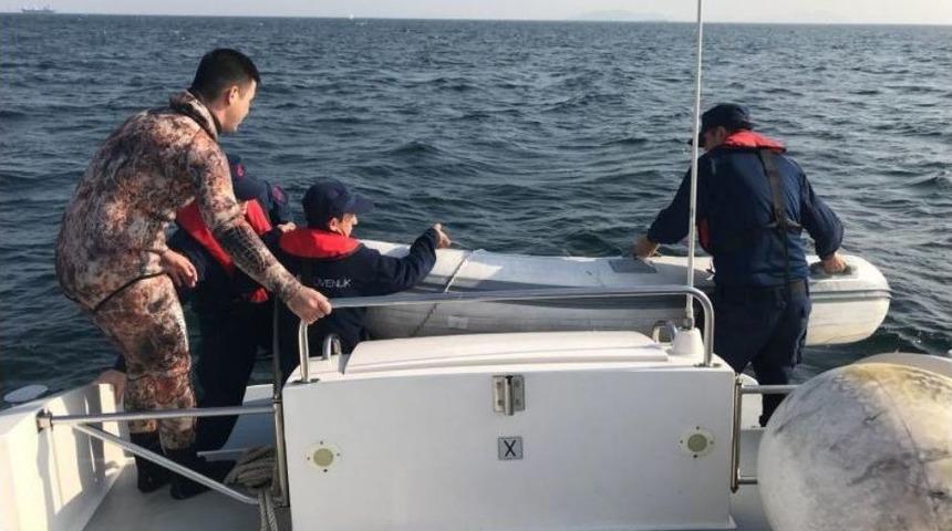 Zeytinburnu A&ccedil;ıklarında S&uuml;r&uuml;klenen Bottakileri Sahil G&uuml;venlik Kurtardı