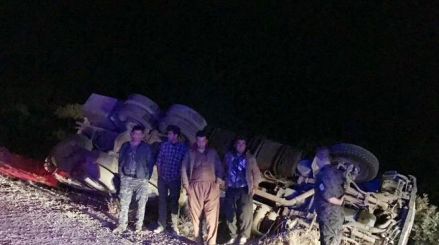 Irak&rsquo;a Yardım Malzemesi Taşıyan Afad Tırı Devrildi: 2 Yaralı