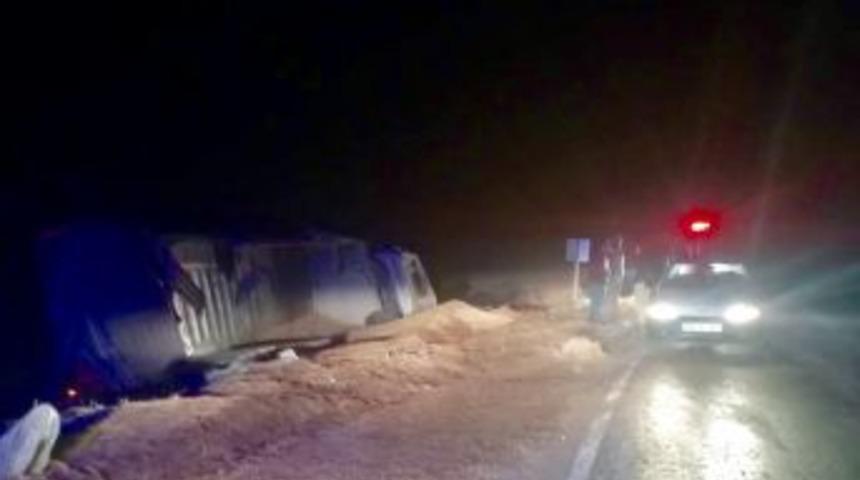 Buğday Y&uuml;kl&uuml; Kamyon Devrildi