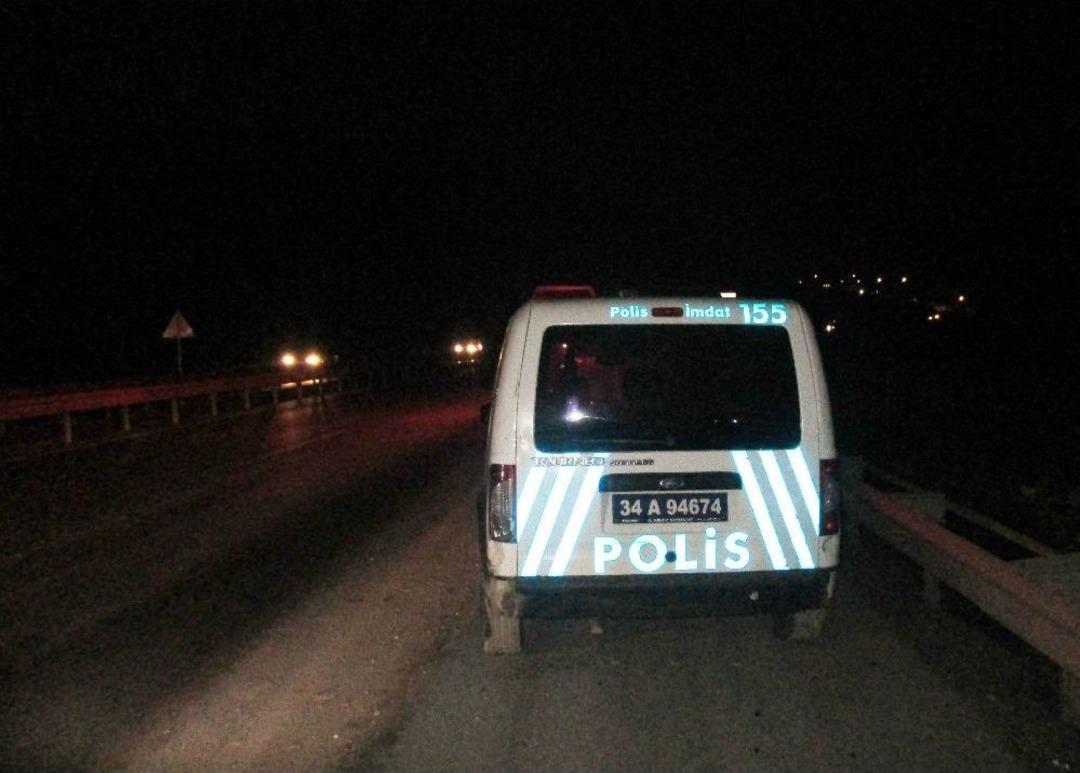 Kaza İhbarına Giden Polislere Otomobil &Ccedil;arptı: 2 Yaralı
