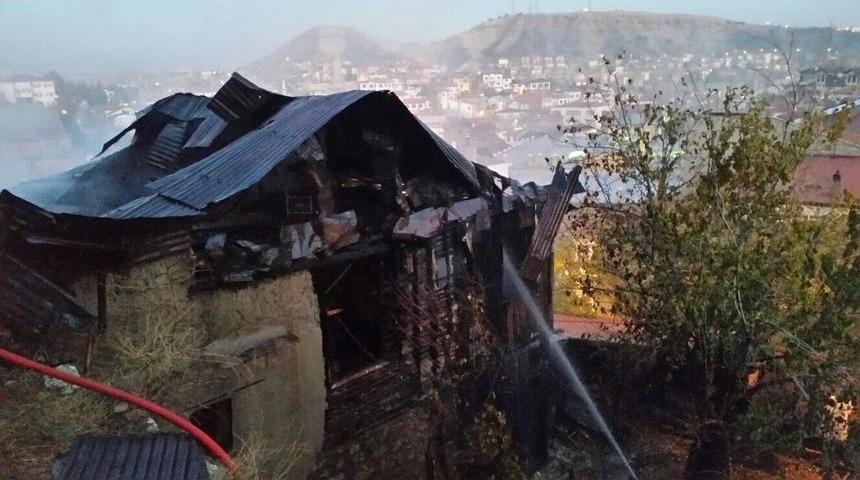 Beypazarı&rsquo;nda Tarihi Bina Alevlere Teslim Oldu