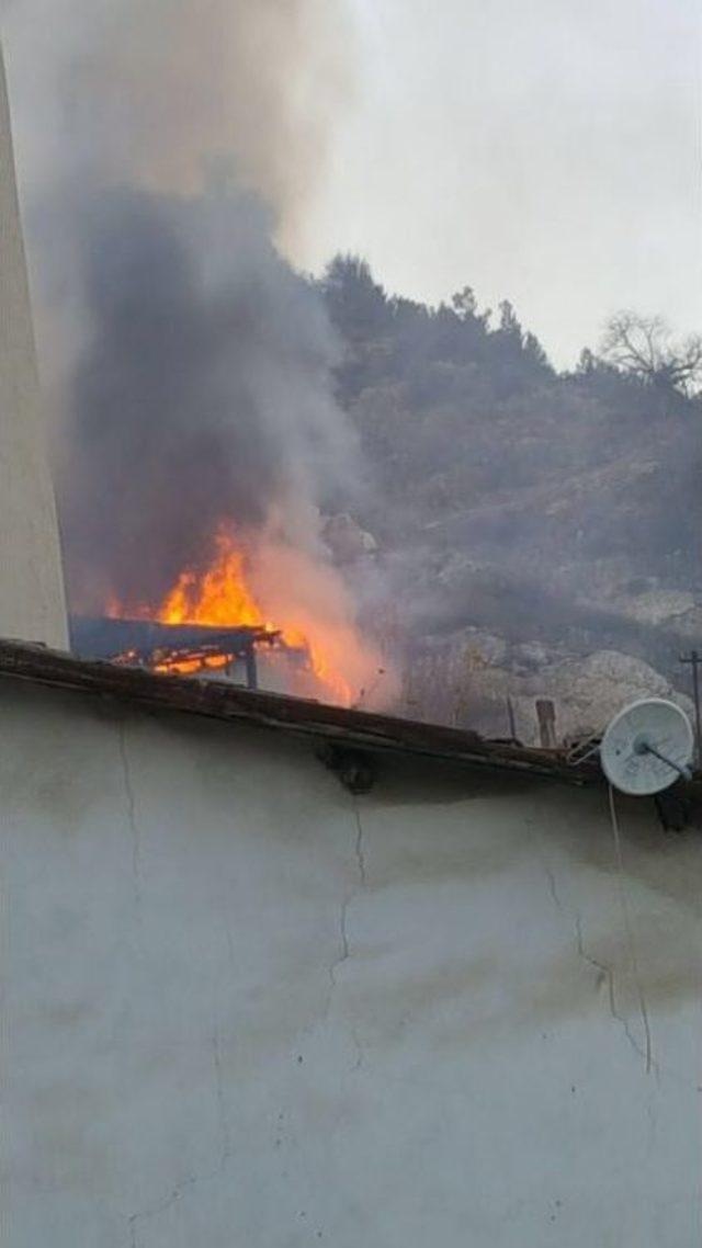 Beypazarı&rsquo;nda Tarihi Bina Alevlere Teslim Oldu 1