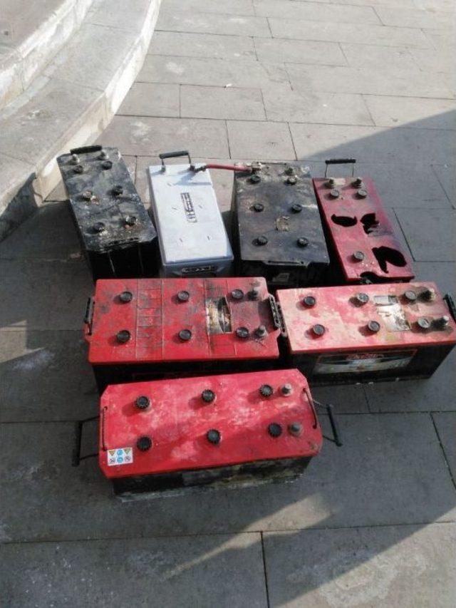 Elektriği Kesip Bir Gecede 12 Ak&uuml; &Ccedil;aldılar, Polisten Ka&ccedil;amadılar 1