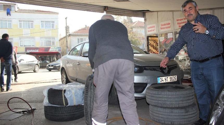 (&ouml;zel)istanbul&rsquo;da Kar Lastiği Kuyruğu