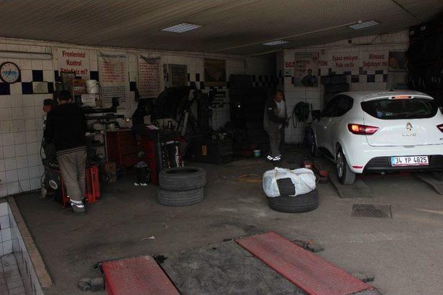 (&ouml;zel)istanbul&rsquo;da Kar Lastiği Kuyruğu 1