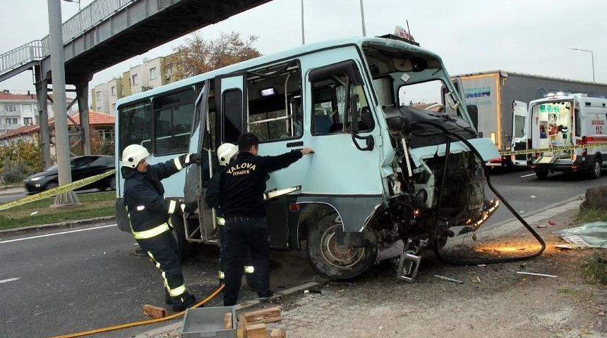Yolcu Minib&uuml;s&uuml; Kaza Yaptı: 1 &Ouml;l&uuml;, 2 Yaralı