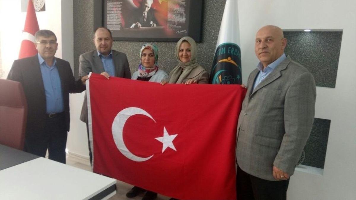 K&uuml;tahya&rsquo;da Kurumların Bayrakları Kursiyerlerden