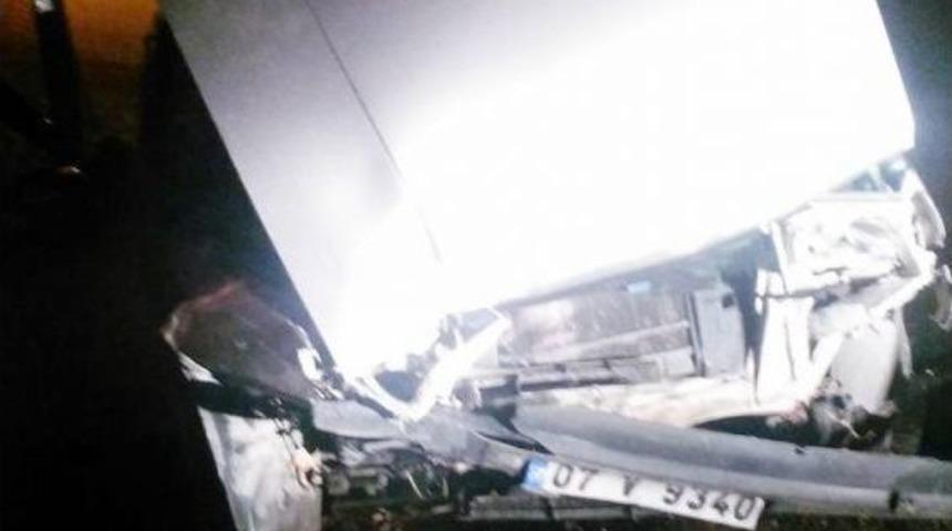 Finike&rsquo;de &Ccedil;arpışan Otomobillerden Biri Kanala U&ccedil;tu: 3 Yaralı