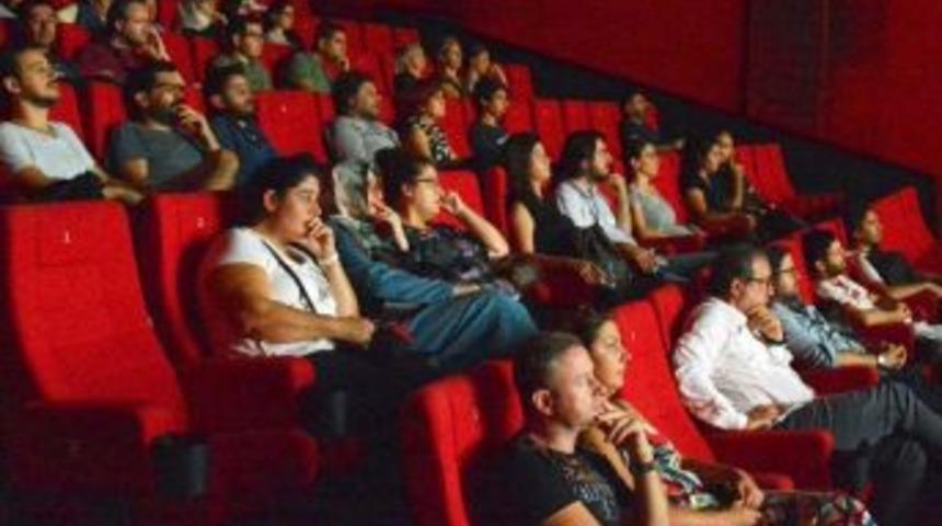 Sinemada En &Ccedil;ok Komedi Filmleri Tercih Edildi