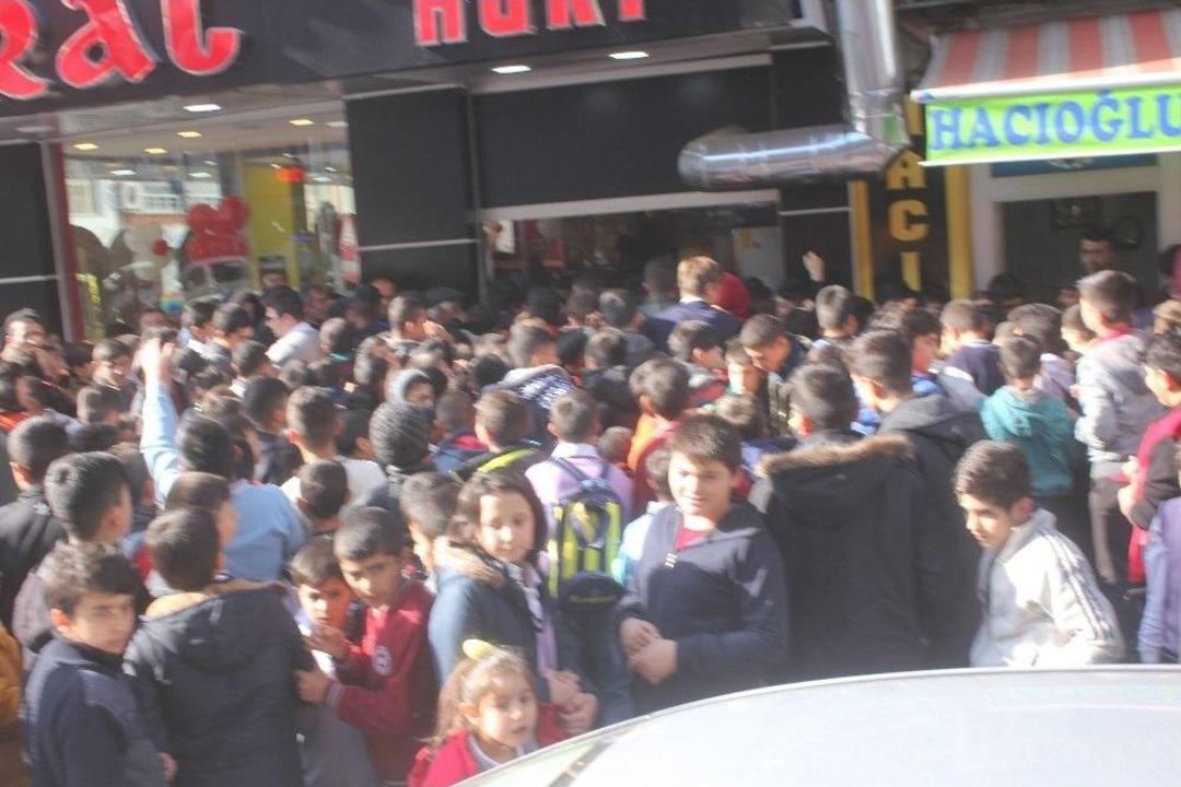 Ağrı&rsquo;da Bedava D&ouml;ner İzdihamı