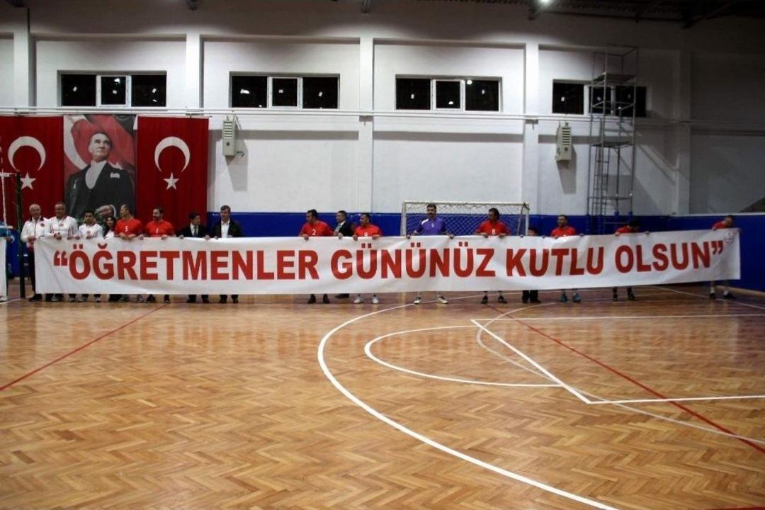 24 Kasım &Ouml;ğretmenler G&uuml;n&uuml; Turnuvası T&uuml;m Hızıyla Devam Ediyor