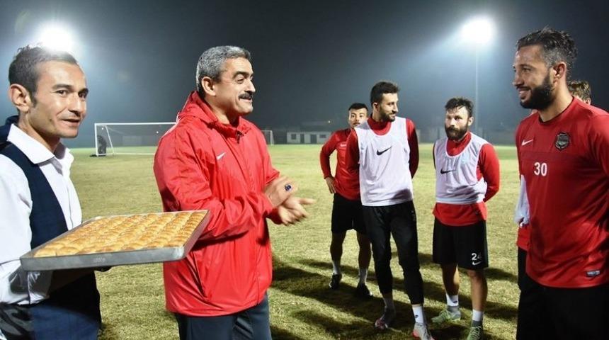 Başkan Alıcık’tan Futbolculara Tatlı Sürpriz