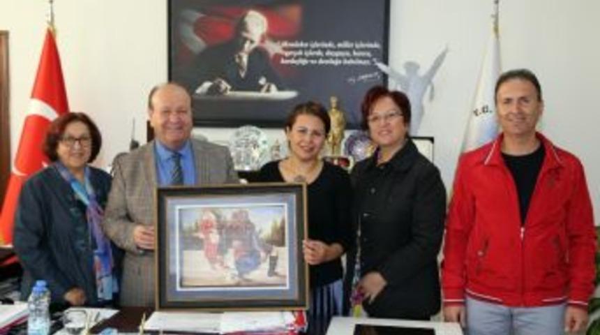 Kat&rsquo;ı Sanatı Kursiyerlerinden Başkan &Ouml;zakcan&rsquo;a Teşekk&uuml;r Ziyareti