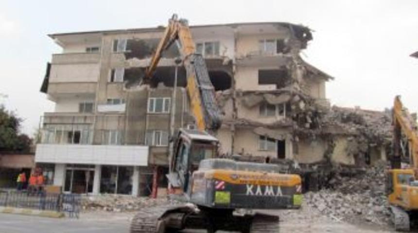 Tapusuz Oturdukları Evlerinden &Ccedil;ıkarılan Vatandaşlar Binayı Yıktırdılar