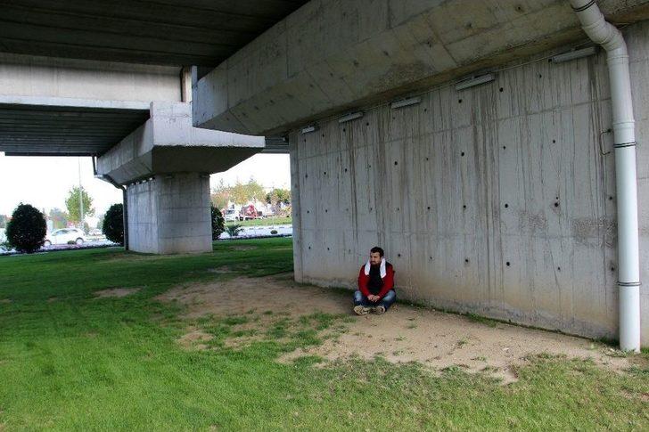 (özel Haber) Sokakta Kaldı Köprü Altını, Trenleri Kendine Ev Yaptı G1