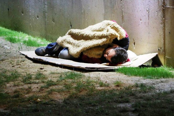 (özel Haber) Sokakta Kaldı Köprü Altını, Trenleri Kendine Ev Yaptı G3