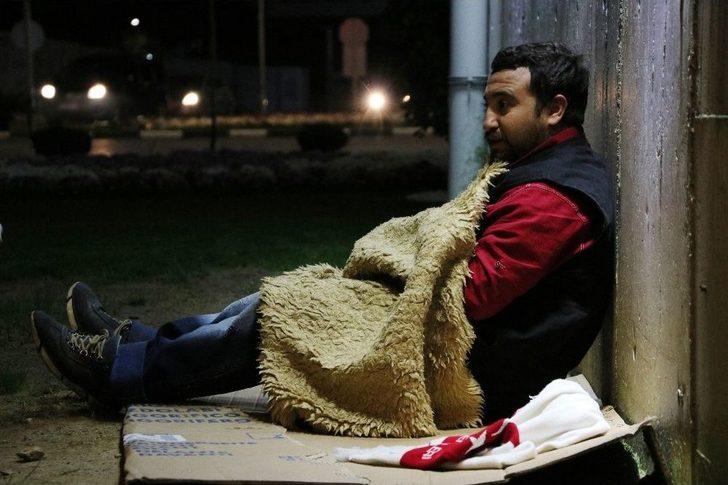 (özel Haber) Sokakta Kaldı Köprü Altını, Trenleri Kendine Ev Yaptı G4