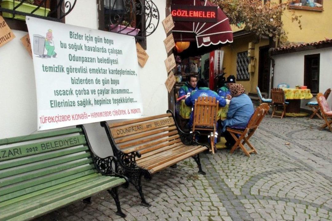Sokakların Gizli Kahramanlarına Soğuk Havada İ&ccedil; Isıtan İkram