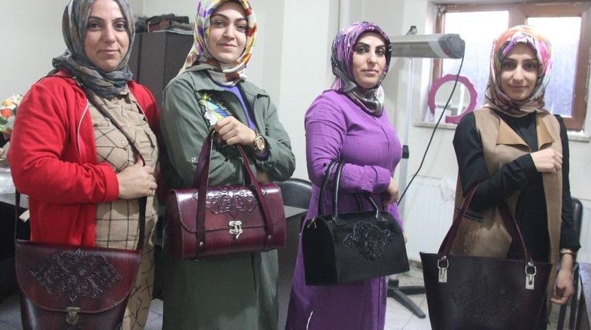 Kadınlar Hem Meslek &Ouml;ğreniyor, Hem De Para Kazanıyor