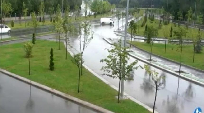 Aynı Yerde Yaşanan İki Farklı Kaza Mobese Kamerasına Yansıdı