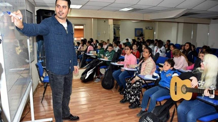 Aliağalı Gen&ccedil;ler Gitar &Ccedil;almayı &Ouml;ğreniyor