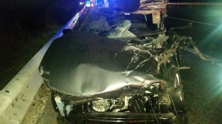 Tıra Arkadan &Ccedil;arpan Otomobil S&uuml;r&uuml;c&uuml;s&uuml; &Ouml;ld&uuml;