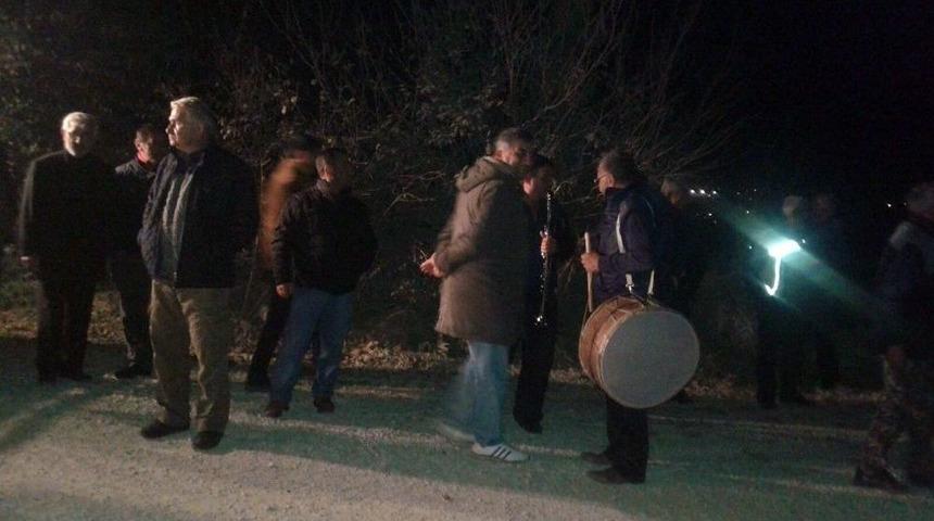 Mahalleli 19 Yıl Sonra Gelen Asfalt Yolu Davul Zurnayla G&ouml;bek Atarak Kutladı