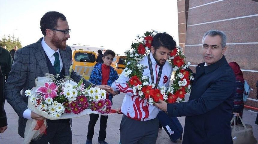 Kickboksun Kralına Coşkulu Karşılama