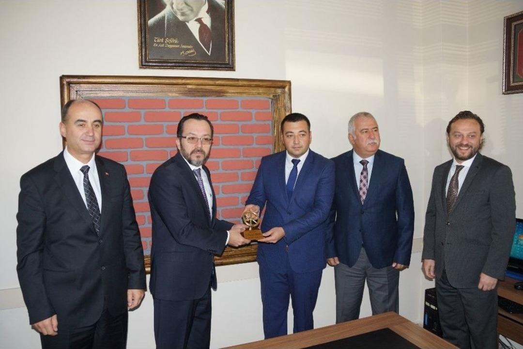 Rekt&ouml;r Bircan, Ayın Şof&ouml;r&uuml;n&uuml; &Ouml;d&uuml;llendirdi