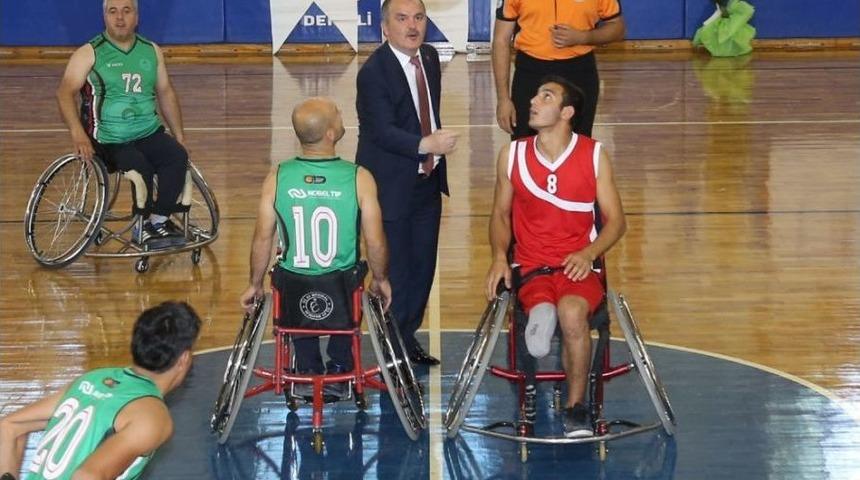 Pamukkale Belediyespor Sahaya İniyor