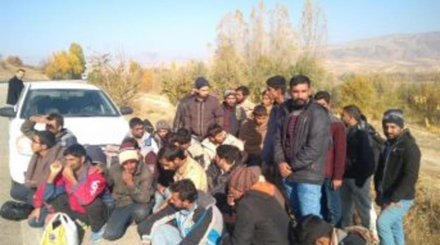 Göçmenleri Araçtan İndirip Kaçmak İstedi