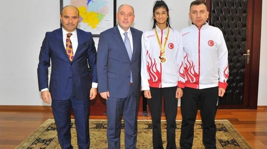 Vali Coşkun, Balkan Şampiyonu Taekwondocu Merve Keke&ccedil;&rsquo;i &Ouml;d&uuml;llendirdi