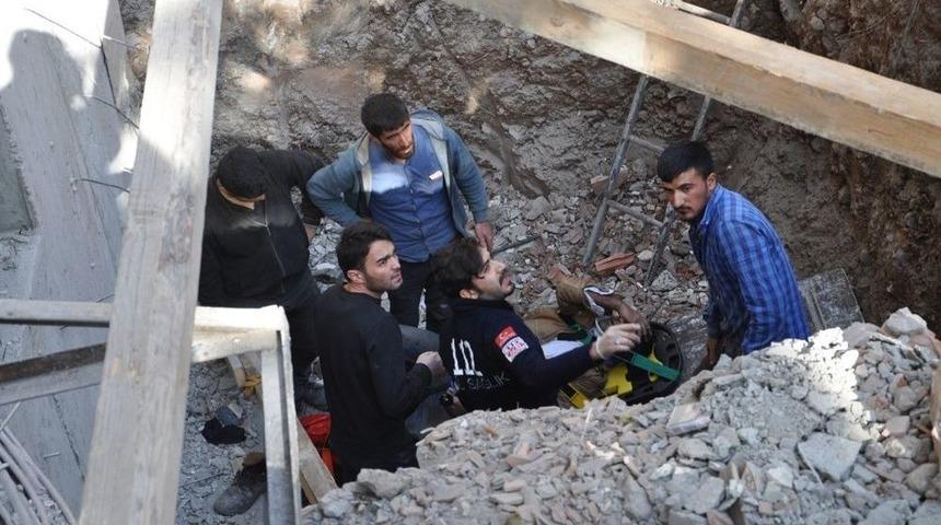 İskeleden &Ccedil;ukura D&uuml;şen İş&ccedil;i Kurtarıldı