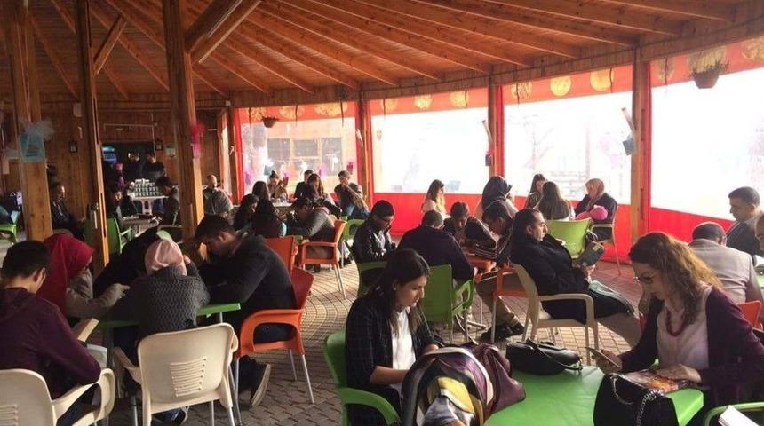 Kepsut Belediye&rsquo;sinden Liseye Kitap Desteği