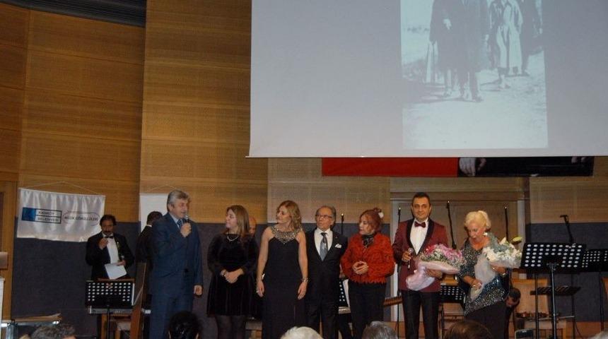 Atat&uuml;rk Sevdiği Şarkılarla Anıldı