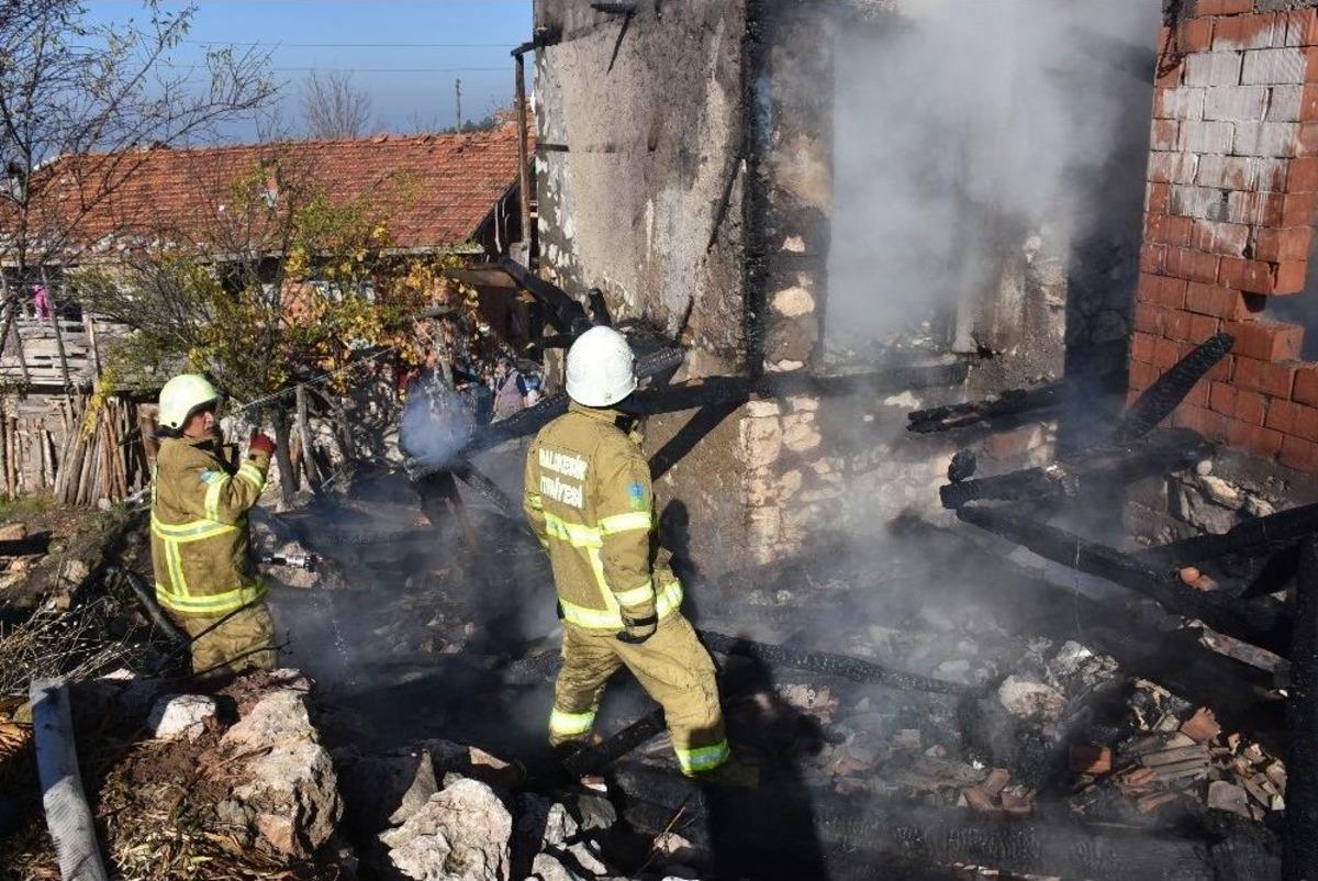 Yanan Ev Kullanılamaz Hale Geldi