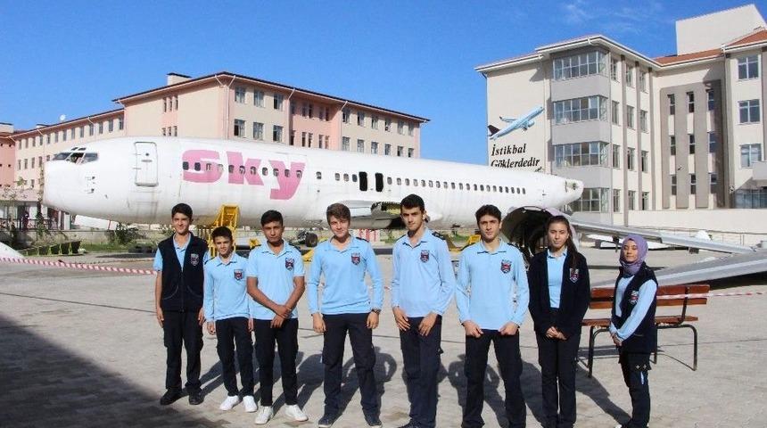 &Ouml;ğrenciler Dev U&ccedil;ağı Karşılarında G&ouml;r&uuml;nce Şoke Oldu