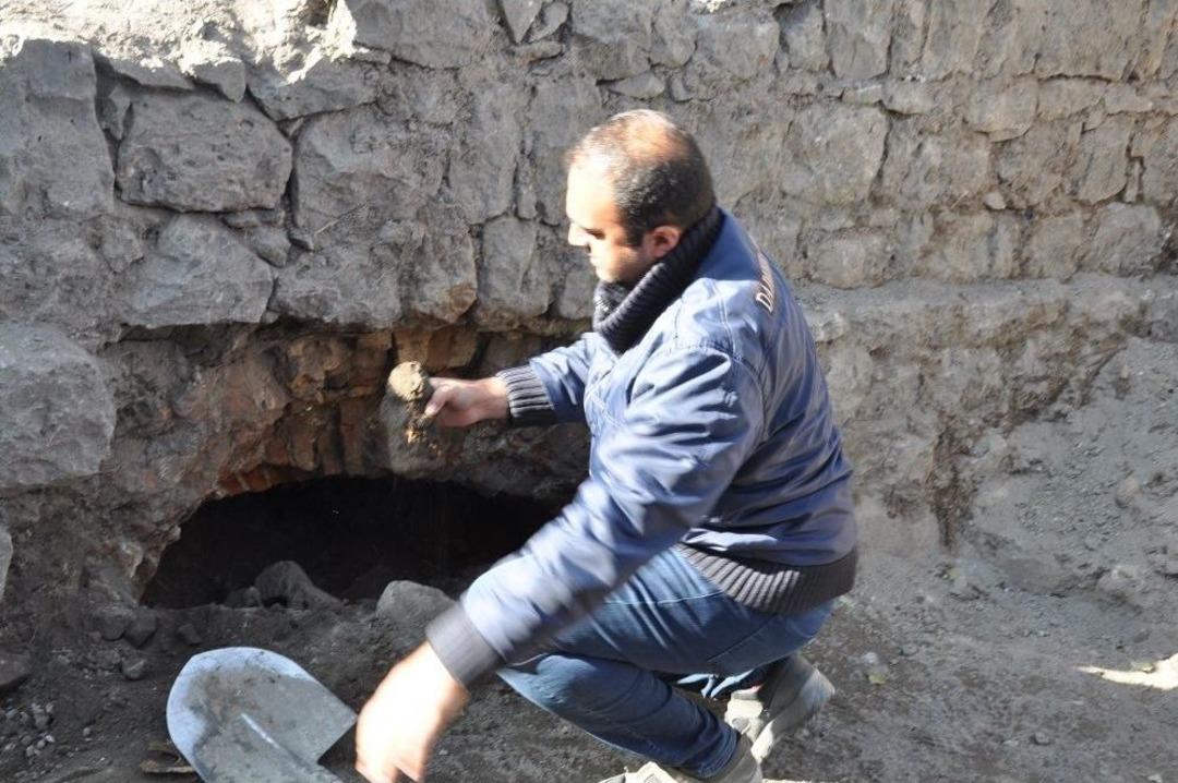 Beylerbeyi Sarayı Restorasyon &Ccedil;alışmalarında Yeni Bir Giriş Ve Top Mermisi Bulundu