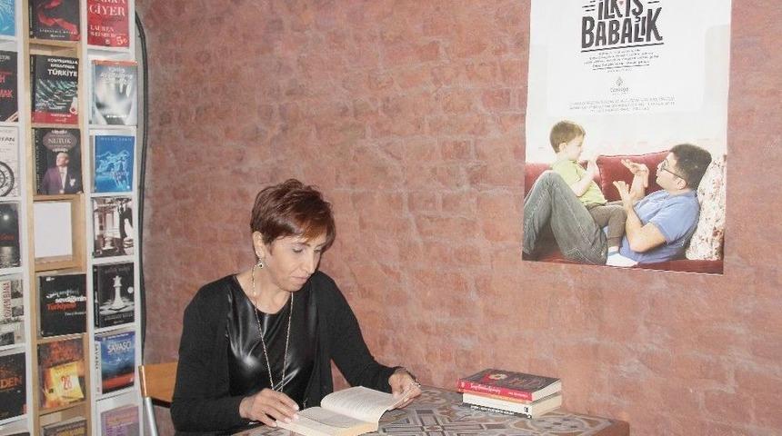 İş&ccedil;iler &Ccedil;&ouml;pe Atılan Kitaplardan K&uuml;t&uuml;phane Kurdu